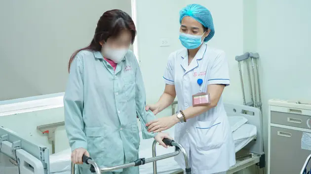 Phẫu thuật th&agrave;nh c&ocirc;ng ca bệnh 'xương h&oacute;a đ&aacute;' hiếm gặp