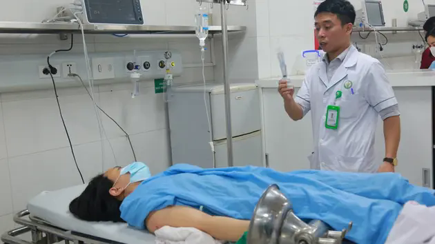 Người phụ nữ su&yacute;t mất b&agrave;n tay v&igrave; m&aacute;y xay thịt