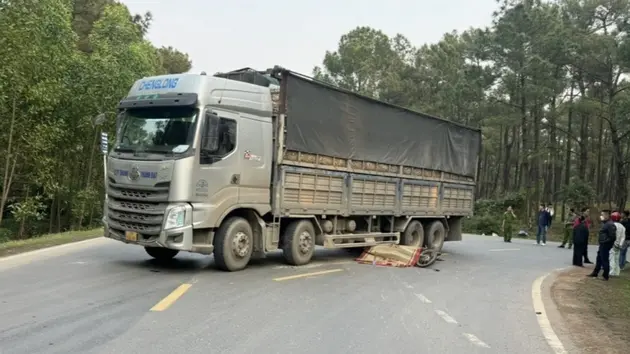 Học sinh 'kẹp ba', thương vong dưới gầm xe tải