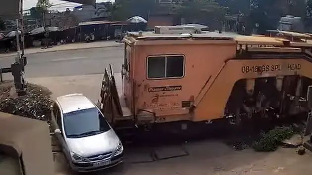 Barie đường sắt mở bất thường, &ocirc; t&ocirc; bị đầu m&aacute;y đẩy đi 10m