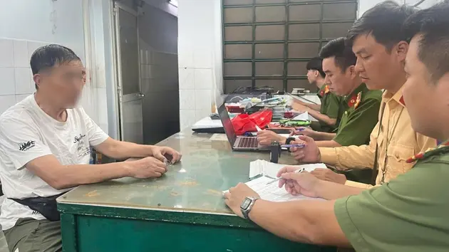 CSGT TP.HCM xử phạt hai người điều khiển vali chạy tr&ecirc;n đường