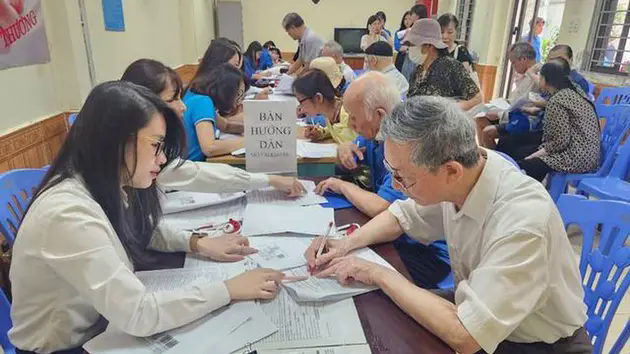 Cấp b&ugrave; chế độ cho c&aacute;n bộ khi tinh gọn bộ m&aacute;y