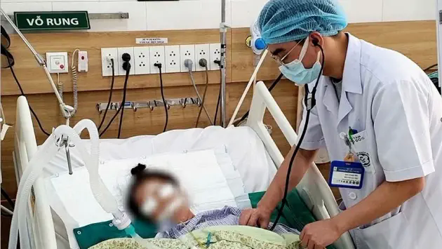 H&ocirc;n m&ecirc;, nguy kịch v&igrave; uống nước kiềm chữa bệnh