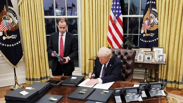 &Ocirc;ng Trump k&yacute; sắc lệnh h&agrave;nh ph&aacute;p cải tổ bầu cử