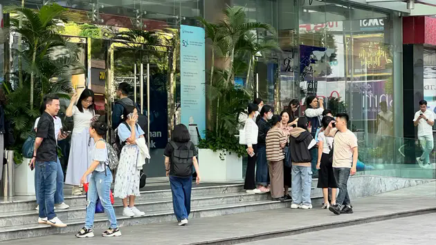 Nhiều người d&acirc;n TP.HCM hoảng loạn v&igrave; động đất