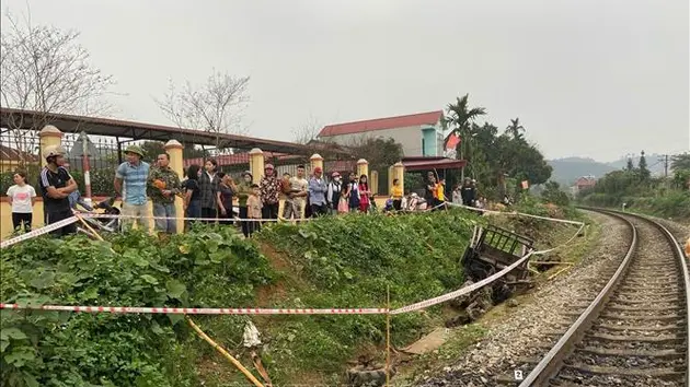 L&aacute;i xe c&ocirc;ng n&ocirc;ng bị t&agrave;u hỏa đ&acirc;m tử vong