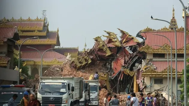 Giải cứu một phụ nữ sau 30 giờ trong đống đổ n&aacute;t