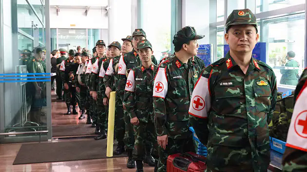 80 qu&acirc;n nh&acirc;n Việt Nam l&ecirc;n đường sang Myanmar