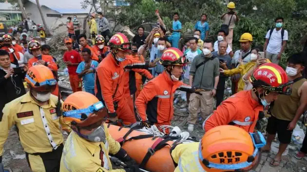 C&ocirc; g&aacute;i sống s&oacute;t thần kỳ dưới đống đổ n&aacute;t sau 60 giờ động đất