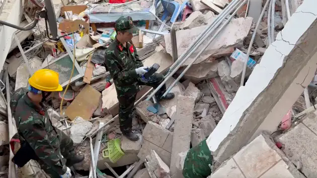 T&igrave;m thấy th&ecirc;m thi thể trong đống đổ n&aacute;t ở Myanmar