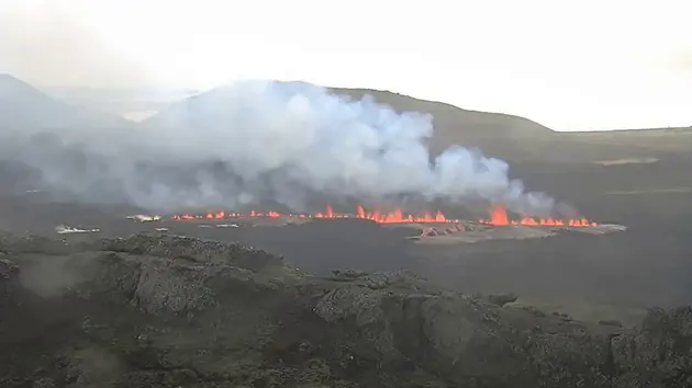 Iceland cảnh b&aacute;o n&uacute;i lửa phun tr&agrave;o, du kh&aacute;ch phải sơ t&aacute;n
