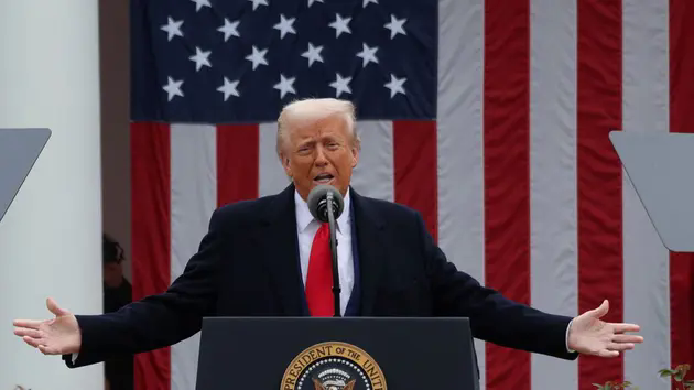 C&aacute;c chuy&ecirc;n gia chỉ tr&iacute;ch ch&iacute;nh s&aacute;ch thuế của &ocirc;ng Trump