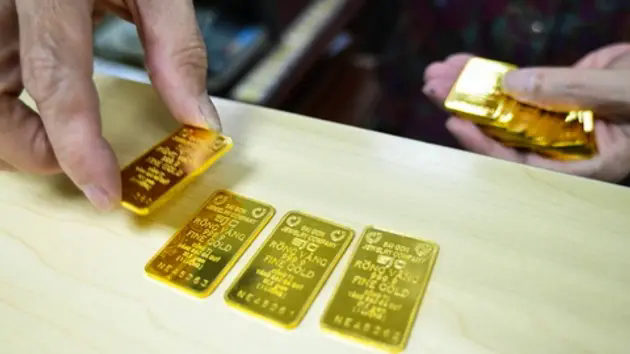 Gi&aacute; v&agrave;ng đồng loạt giảm, mất mốc 102 triệu đồng/lượng