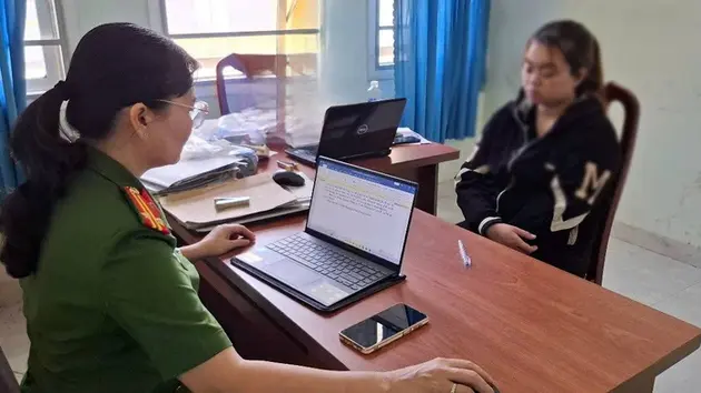 Tạm giữ h&igrave;nh sự bảo mẫu bạo h&agrave;nh trẻ g&acirc;y phẫn nộ