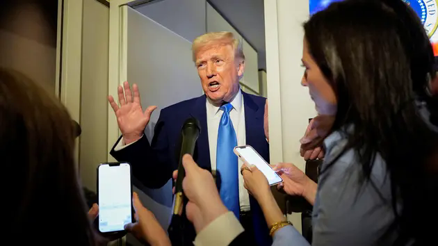 '&Ocirc;ng Trump xem x&eacute;t ho&atilde;n thuế 90 ng&agrave;y' l&agrave; tin giả