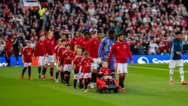Cậu b&eacute; 7 tuổi đi v&agrave;o lịch sử Manchester United
