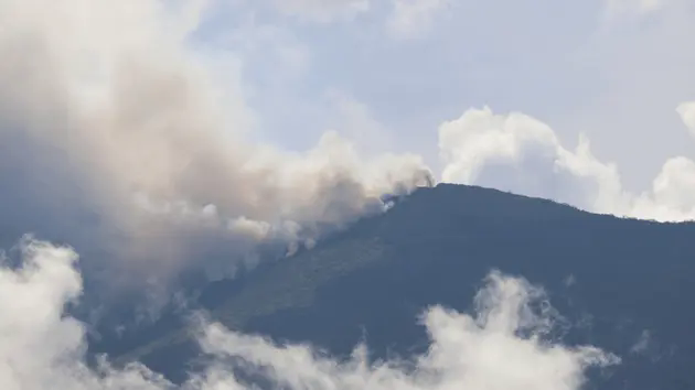 Philippines: N&uacute;i lửa phun tr&agrave;o, cột tro bụi cao 4.000m