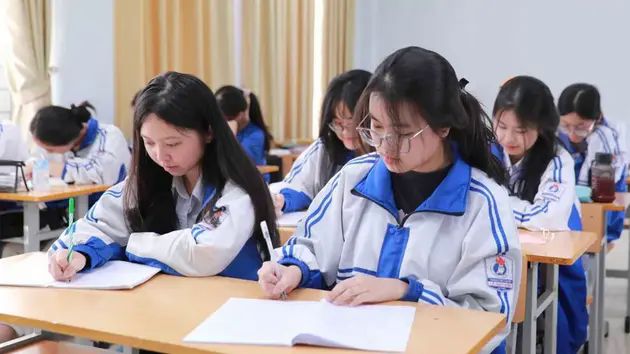 Gần 1/3 b&agrave;i thi khảo s&aacute;t lớp 12 c&oacute; điểm dưới trung b&igrave;nh