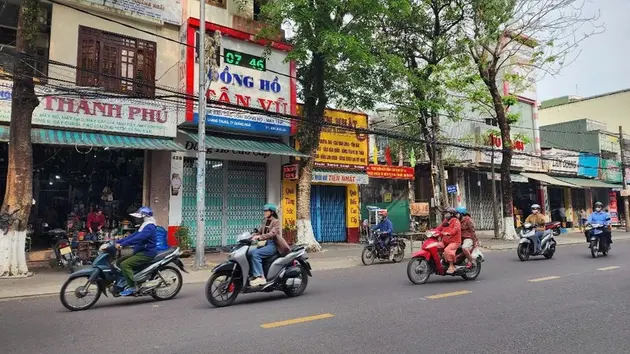 Nh&oacute;m 'qu&aacute;i xế' ch&eacute;m người tử vong ngay giữa phố