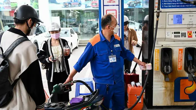Gi&aacute; xăng giảm gần 2.000 đồng/l&iacute;t
