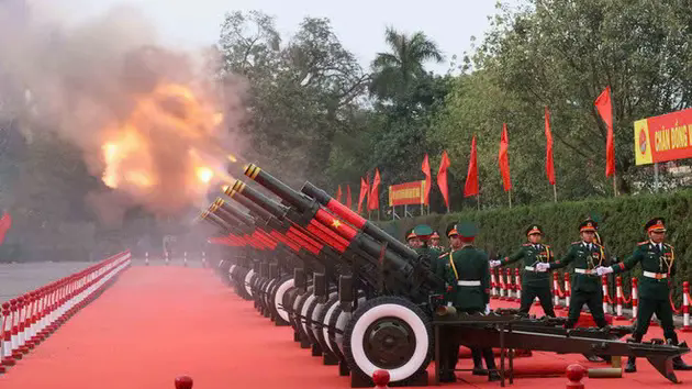 Việt Nam bắn 21 loạt đại b&aacute;c ch&agrave;o mừng Tổng B&iacute; thư, Chủ tịch Trung Quốc