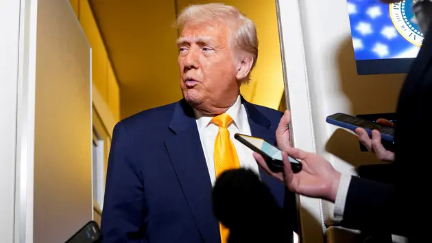 &Ocirc;ng Trump: Miễn thuế đối ứng h&agrave;ng điện tử l&agrave; tạm thời