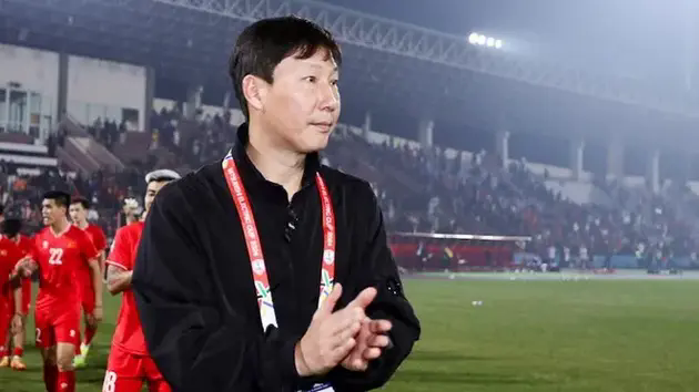 FIFA gửi th&ocirc;ng điệp tới thầy tr&ograve; HLV Kim Sang Sik