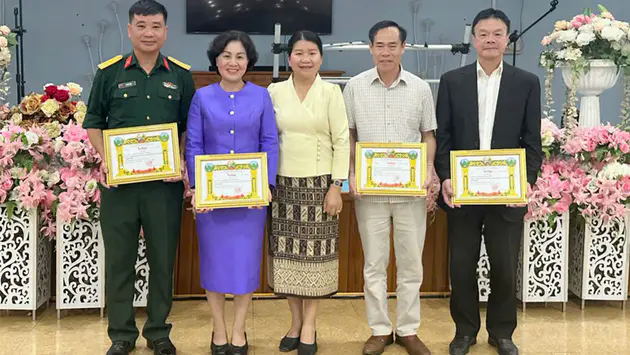 Tỉnh Hủa Phăn (L&agrave;o) tặng giấy khen cho bệnh viện An Việt