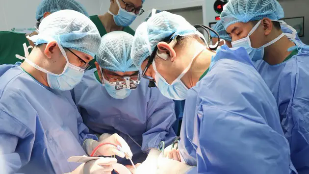B&eacute; g&aacute;i 21 th&aacute;ng tuổi hồi sinh nhờ gan người hiến tạng