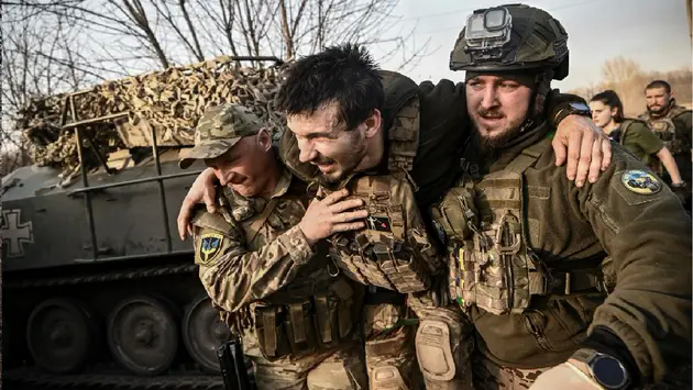 Sụp đổ ph&ograve;ng tuyến Kursk, binh sĩ Ukraine ồ ạt ra h&agrave;ng