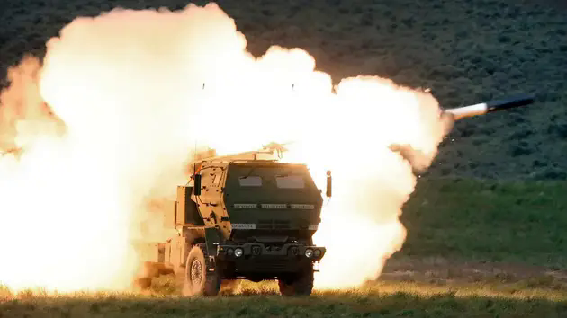 Bệ ph&oacute;ng t&ecirc;n lửa HIMARS của Ukraine nổ tung như ph&aacute;o hoa