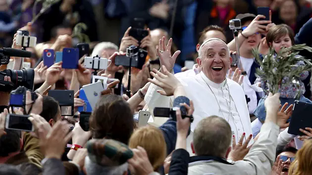 Gi&aacute;o ho&agrave;ng Francis: Cải c&aacute;ch v&agrave; tiếp cận những người thiệt th&ograve;i