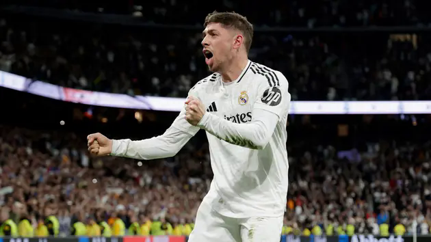 Si&ecirc;u phẩm ph&uacute;t b&ugrave; giờ mang về chiến thắng cho Real Madrid
