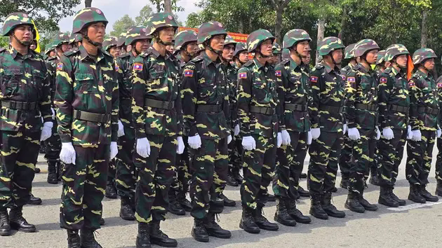 Qu&acirc;n đội Ho&agrave;ng gia Campuchia v&agrave; L&agrave;o diễn tập diễu binh tại B&igrave;nh Dương