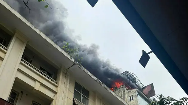 Ch&aacute;y tầng thượng kh&aacute;ch sạn ở phố cổ H&agrave; Nội