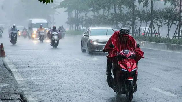 Thời tiết 24/4: H&agrave; Nội c&oacute; mưa r&agrave;o v&agrave; d&ocirc;ng