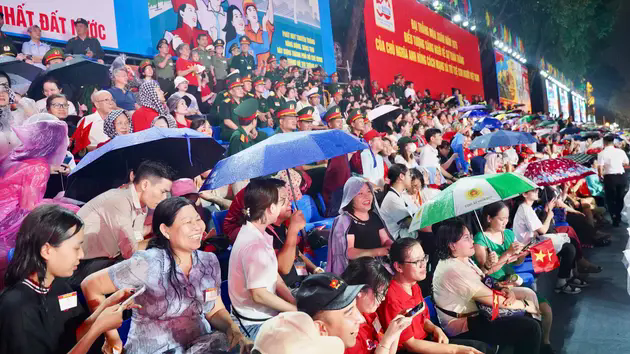 'Biển người' đội mưa xem sơ duyệt diễu binh ở TP.HCM