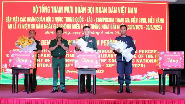 Thăm, động vi&ecirc;n c&aacute;c đo&agrave;n qu&acirc;n đội quốc tế diễu binh 30/4