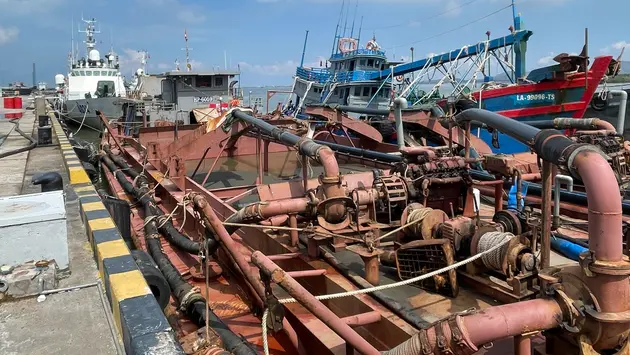Cảnh s&aacute;t biển bắt giữ hai t&agrave;u chở h&agrave;ng kh&ocirc;ng r&otilde; nguồn gốc