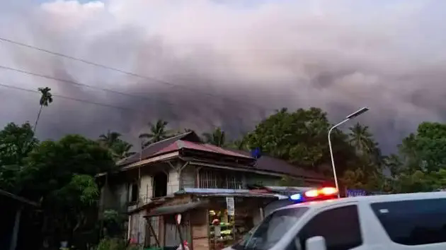 Philippines: N&uacute;i lửa Bulusan phun tr&agrave;o cột tro bụi cao 4.500m