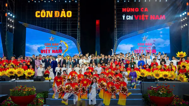 Tri &acirc;n c&aacute;c anh h&ugrave;ng liệt sĩ tại C&ocirc;n Đảo