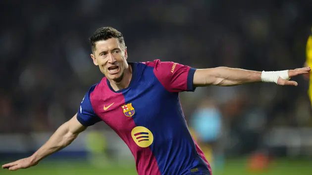 'Vũ kh&iacute; hạng nặng' Lewandowski củng cố sức mạnh cho Barcelona