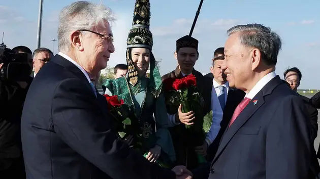 Lễ đ&oacute;n Tổng B&iacute; thư T&ocirc; L&acirc;m v&agrave; Phu nh&acirc;n thăm cấp Nh&agrave; nước Cộng h&ograve;a Kazakhstan