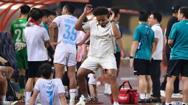 Xu&acirc;n Son biến H&agrave;ng Đẫy th&agrave;nh vũ trường samba n&oacute;ng bỏng