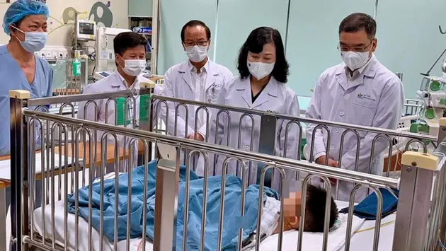 Vụ 'nộp đủ tiền mới cấp cứu': Đ&igrave;nh chỉ 3 b&aacute;c sĩ, 2 điều dưỡng