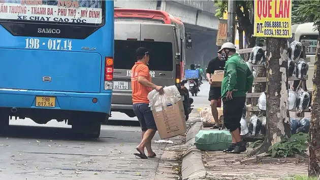 Nhiều xe kh&aacute;ch ngang nhi&ecirc;n dừng, đỗ bất chấp biển cấm