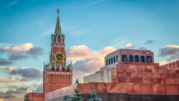 Tiếng chu&ocirc;ng điện Kremlin mở m&agrave;n lễ duyệt binh