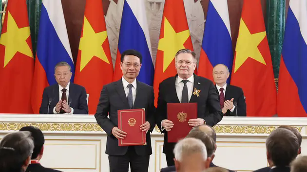 Tổng B&iacute; thư T&ocirc; L&acirc;m v&agrave; Tổng thống Vladimir Putin chứng kiến Lễ trao c&aacute;c văn kiện hợp t&aacute;c