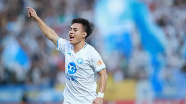 HLV Kim Sang-sik t&igrave;m ra tiền vệ mới cho tuyển Việt Nam