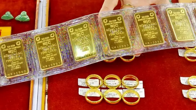 Gi&aacute; v&agrave;ng ng&agrave;y 13/5 tiếp đ&agrave; giảm mạnh